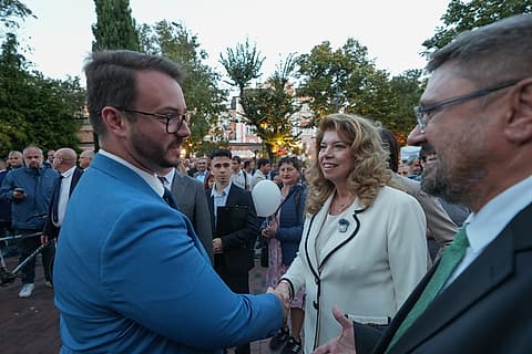 Илияна Йотова и Кирил Вълчев се здрависват с граждани във Варна