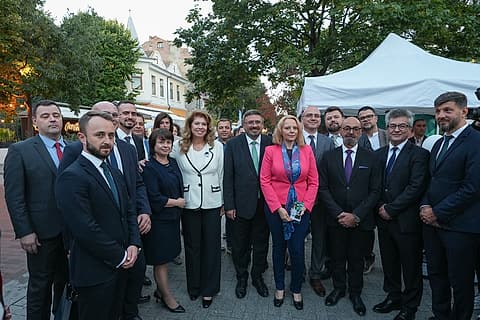 Илияна Йотова и Кирил Вълчев при шатрата на кампанията във Варна