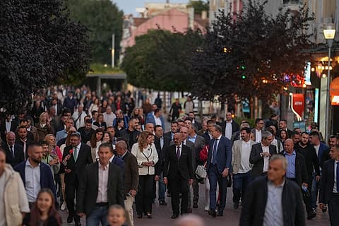 Илияна Йотова и Кирил Вълчев по улиците на Варна