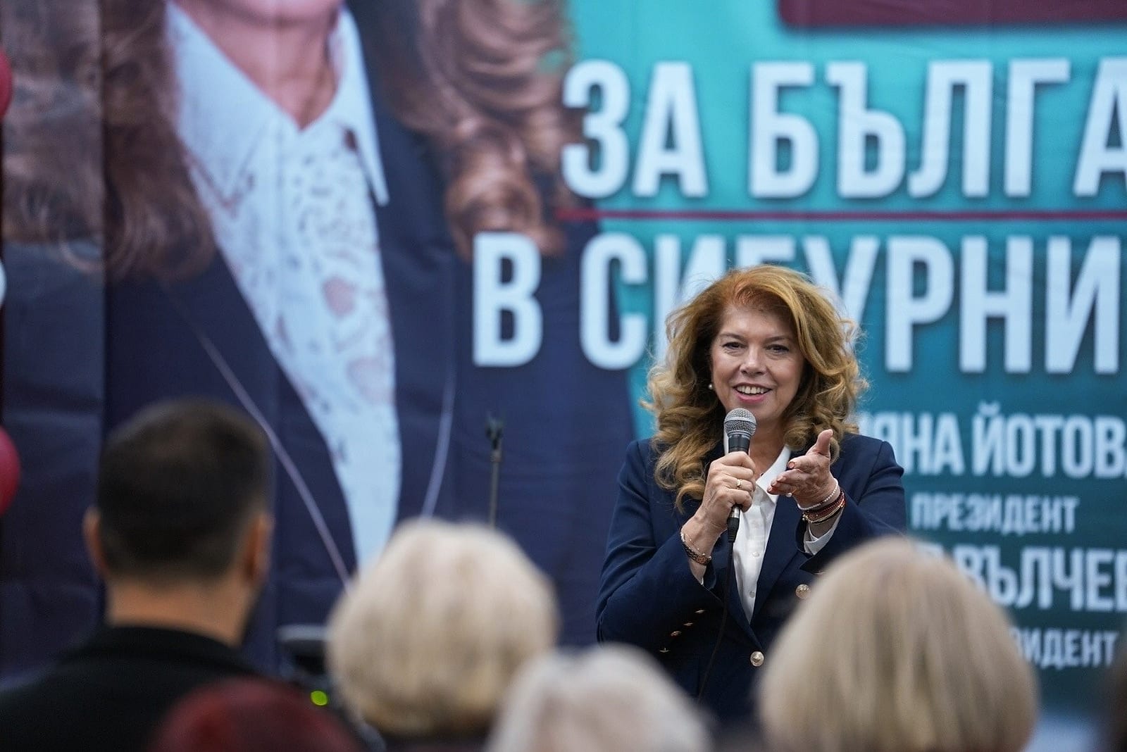 Илияна Йотова говори на срещата в Художествената галерия във Видин