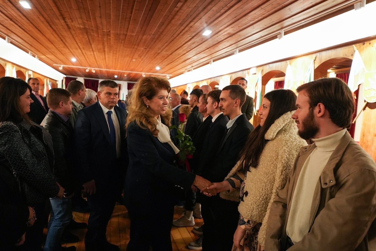 Илияна Йотова се ръкува с граждани във Велико Търново