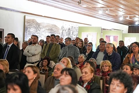 Граждани слушат Илияна Йотова във Велико Търново