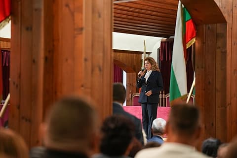Илияна Йотова говори на срещата с граждани във Велико Търново