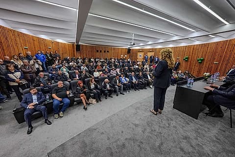 Залата по време на срещата