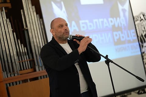 Тити Папазов говори пред залата