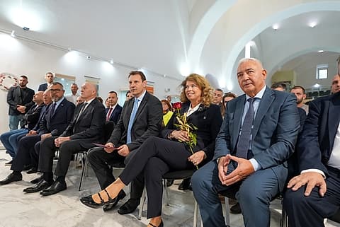 На първия ред в залата
